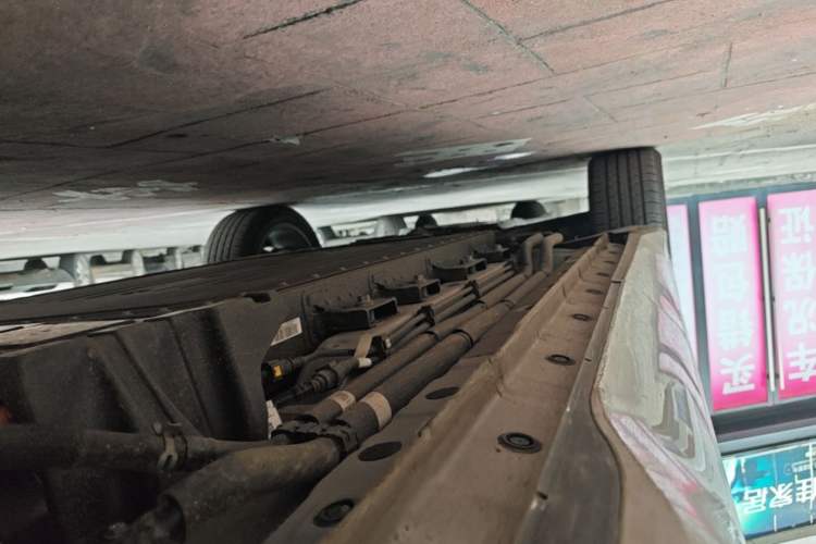 Used Landian E5 PLUS 2026 Model Standard-Range All-Wheel-Drive Performance Version Ultra Left Side Sill