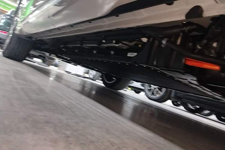 Used Landian E5 PLUS 2026 Model Standard-Range All-Wheel-Drive Performance Version Ultra Left Side Sill