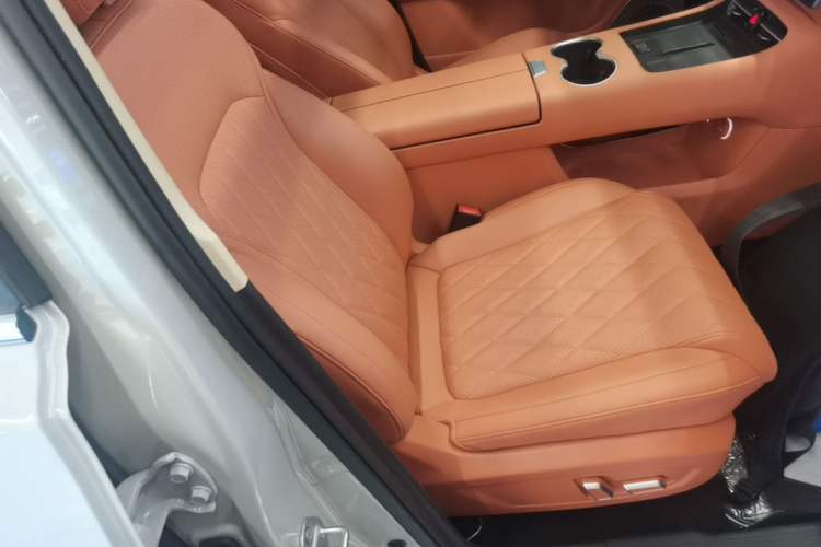 Used Landian E5 PLUS 2026 Model Standard-Range All-Wheel-Drive Performance Version Ultra Right Front Seat
