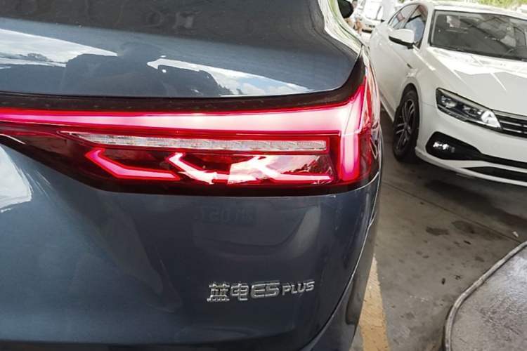 Used Landian E5 PLUS 2026 Model 230km Ultra-Long-Range Version Ultra 7-seater Right Rear Taillight
