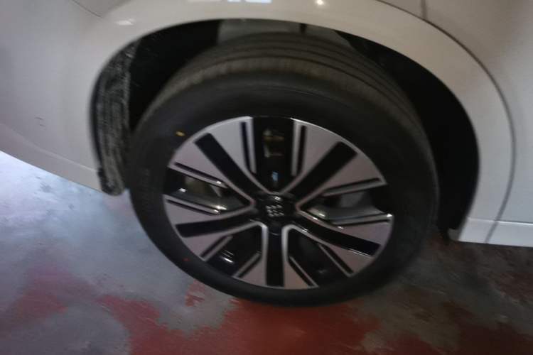Used Landian E5 PLUS 2026 Model 230km Ultra-Long-Range Version Ultra 5-seater Right Rear Wheel Hub
