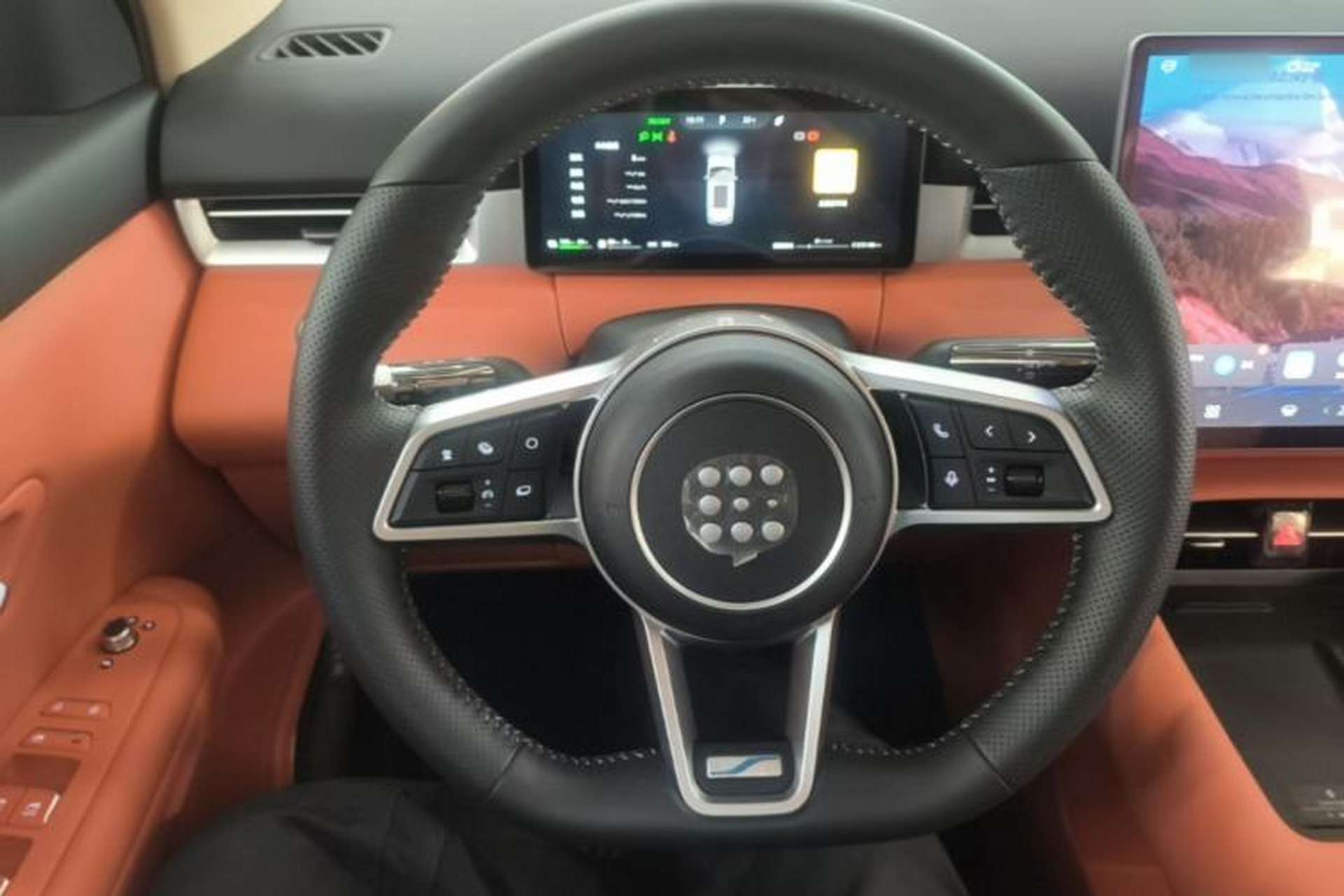 Used Landian E5 PLUS 2026 Model 165km Long-Range First-Adoption Version Ultra 7-seater Steering Wheel