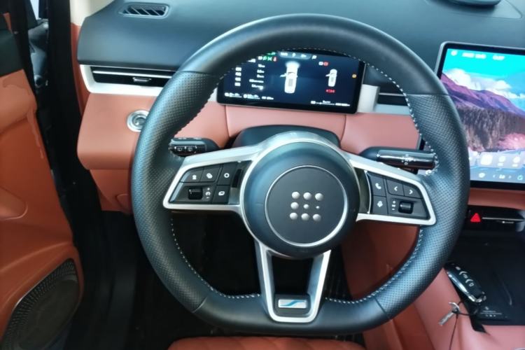 Used Landian E5 PLUS 2026 Model 165km Long-Range First-Adoption Version Ultra 7-seater Steering Wheel