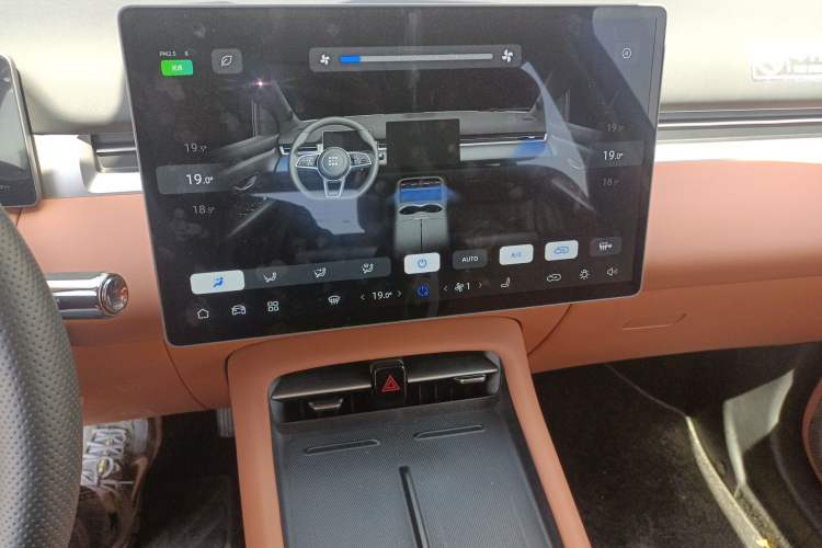 Used Landian E5 PLUS 2026 Model 165km Long-Range First-Adoption Version Ultra 7-seater Audio And AC Panel