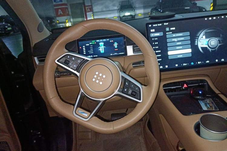 Used Landian E5 PLUS 2026 Model 165km Long-Range First-Adoption Version Ultra 7-seater Steering Wheel
