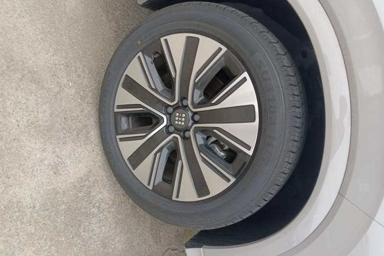 Used Landian E5 PLUS 2026 Model Standard-Range All-Wheel-Drive Performance Version Ultra Exterior 1