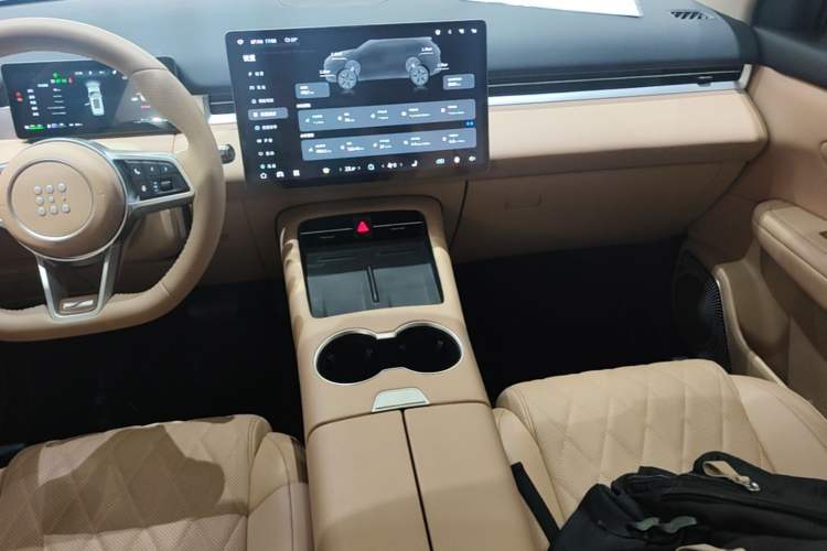 Used Landian E5 PLUS 2026 Model, 165km Long-Range First-Adoption Edition Max, 5-seater Audio And AC Panel