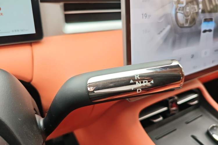 Used Landian E5 PLUS 2026 Model 165km Long-Range First-Adoption Version Ultra 7-seater Gear Lever