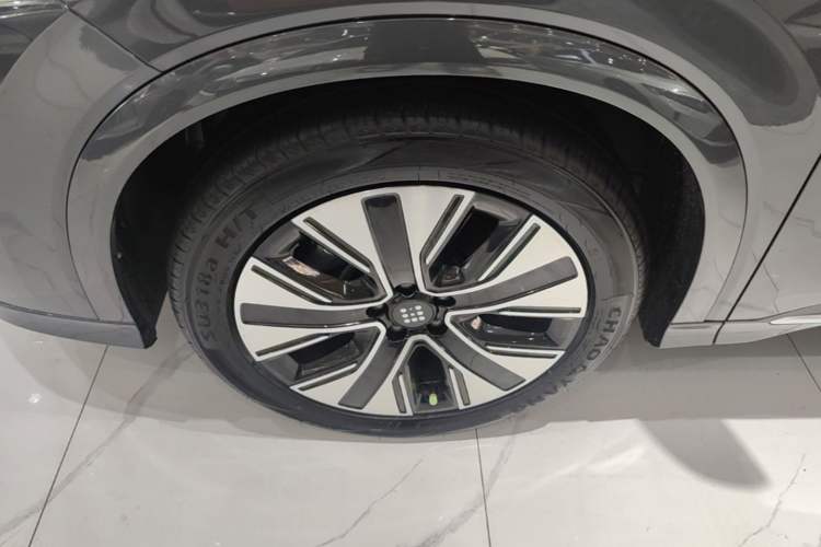 Used Landian E5 PLUS 2026 Model, 165km Long-Range First-Adoption Edition Max, 5-seater Left Front Wheel Hub