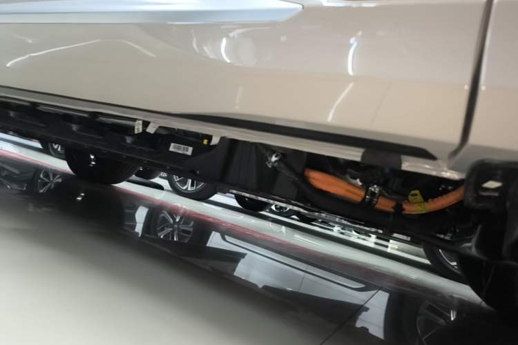Used Landian E5 PLUS 2026 Model Standard-Range All-Wheel-Drive Performance Version Ultra Left Side Sill