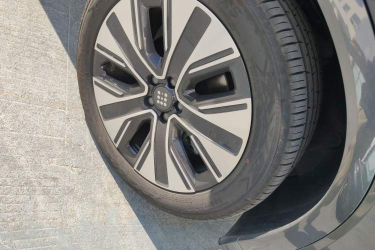 Used Landian E5 PLUS 2026 Model 165km Long-Range First-Adoption Version Ultra 5-seater Right Front Wheel Hub