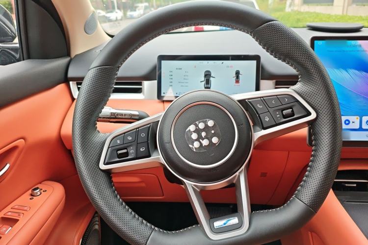 Used Landian E5 PLUS 2026 Model 165km Long-Range First-Adoption Version Ultra 7-seater Steering Wheel