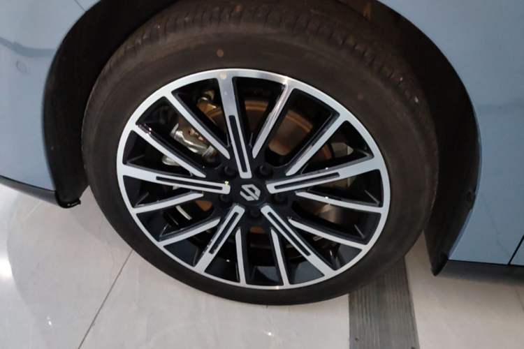 Used Leapmotor B01 2025 550 LiDAR Edition Left Front Wheel Hub