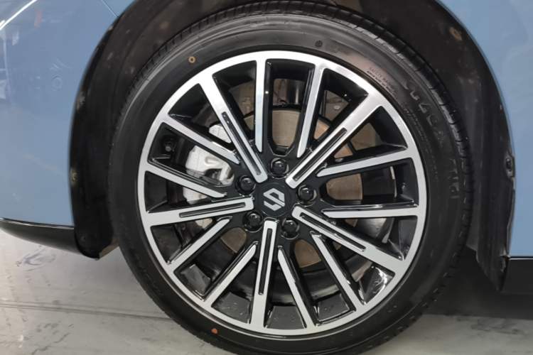 Used Leapmotor B01 2025 550 LiDAR Edition Left Front Wheel Hub