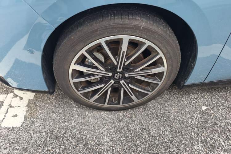 Used Leapmotor B01 2025 550 LiDAR Edition Left Front Wheel Hub