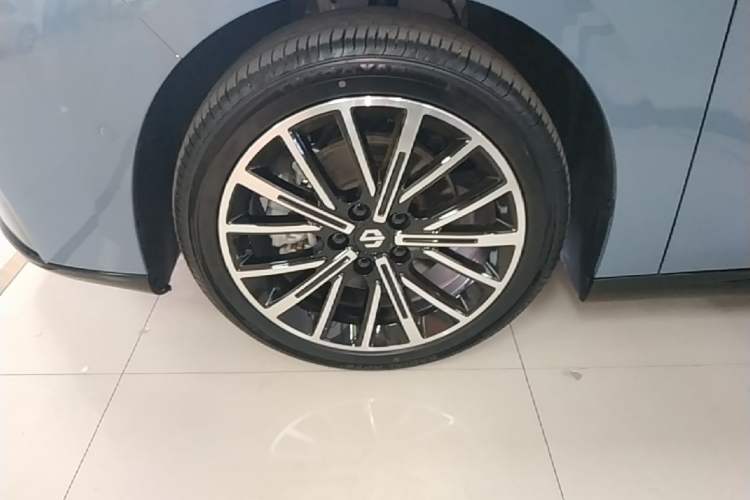 Used Leapmotor B01 2025 550 LiDAR Edition Left Front Wheel Hub