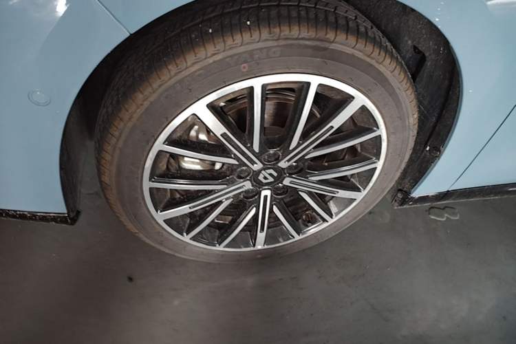 Used Leapmotor B01 2025 550 LiDAR Edition Left Front Wheel Hub