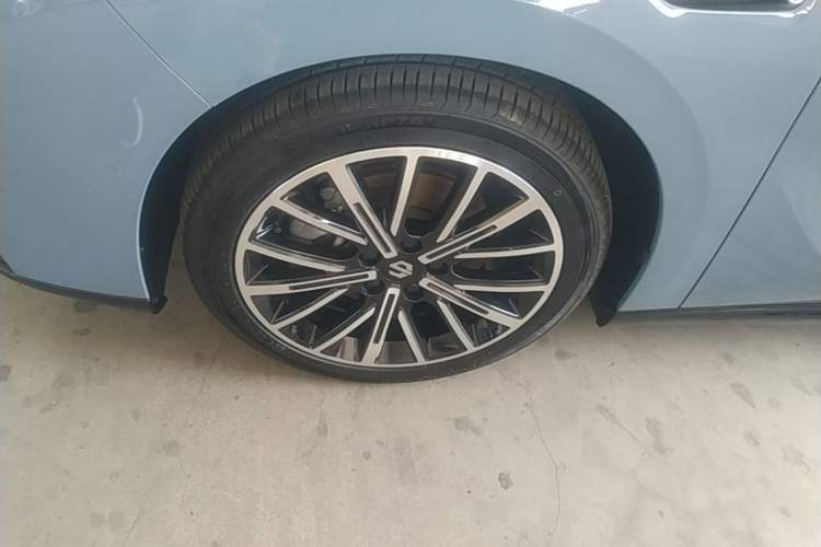 Used Leapmotor B01 2025 550 LiDAR Edition Left Front Wheel Hub