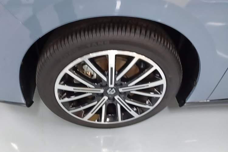 Used Leapmotor B01 2025 650 LiDAR Edition Left Front Wheel Hub