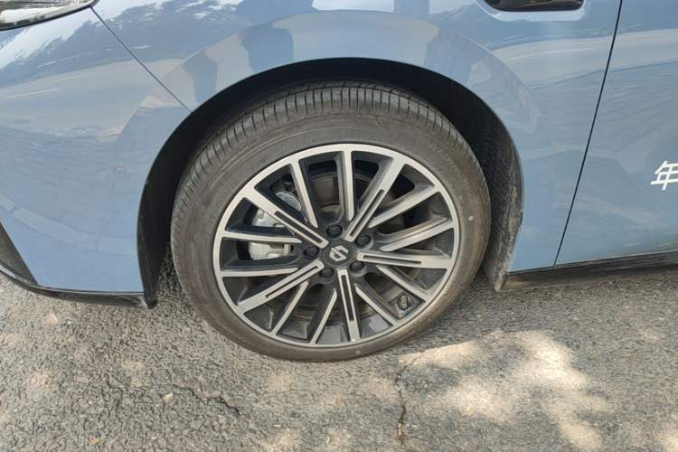 Used Leapmotor B01 2025 550 LiDAR Edition Left Front Wheel Hub