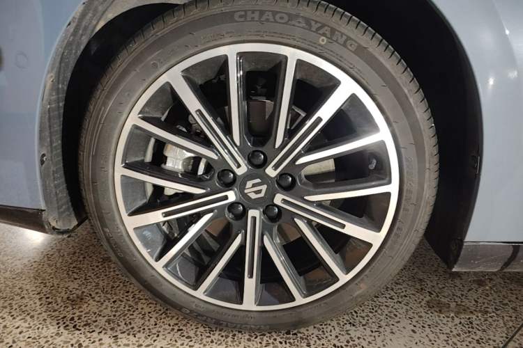 Used Leapmotor B01 2025 550 LiDAR Edition Left Front Wheel Hub