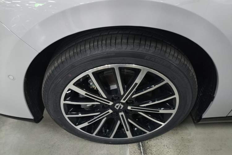 Used Leapmotor B01 2025 650 LiDAR Edition Left Front Wheel Hub