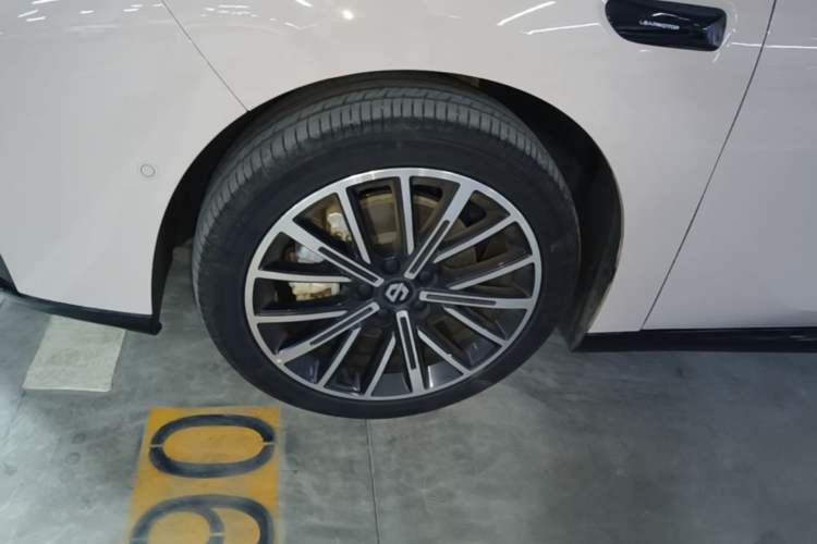 Used Leapmotor B01 2025 550 Comfort Edition Left Front Wheel Hub