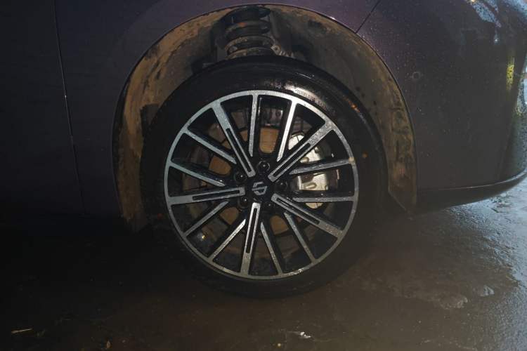 Used Leapmotor B01 2025 650 LiDAR Edition Right Front Wheel Hub