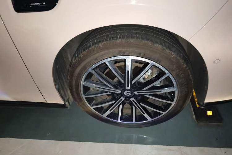 Used Leapmotor B01 2025 650 Enjoyment Edition Right Front Wheel Hub