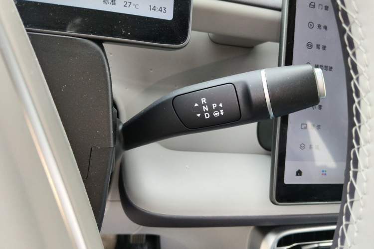 Used Leapmotor B01 2025 650 LiDAR Edition Gear Lever