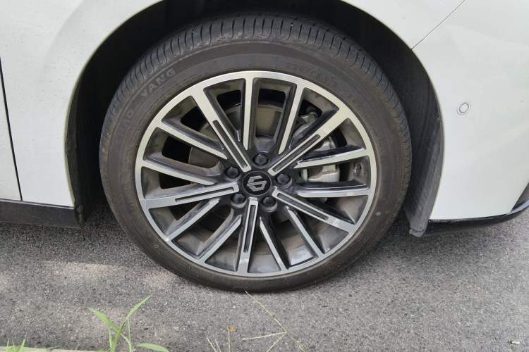 Used Leapmotor B01 2025 650 LiDAR Edition Right Front Wheel Hub