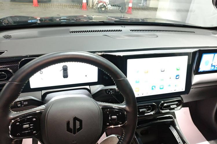 Used Leapmotor C01 2022 Four-Wheel Drive Dual-Motor High-Performance Version Center Console