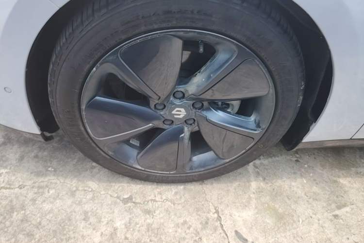Used Leapmotor C01 2022 Rear-Drive Ultra-Long Range Version Left Front Wheel Hub