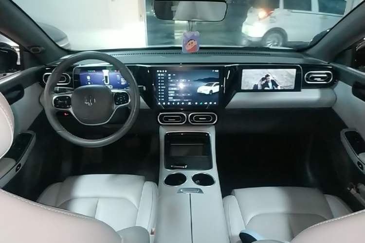 Used Leapmotor C01 2023 525 Comfort Edition Center Console