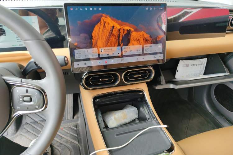 Used Leapmotor C01 2024 Range-Extended 216 Luxury Edition Audio And AC Panel