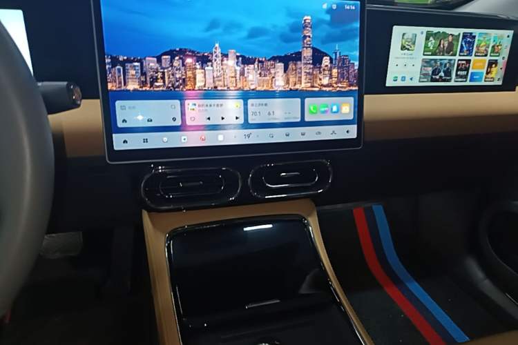 Used Leapmotor C01 2024 Range-Extended 216 Luxury Edition Audio And AC Panel