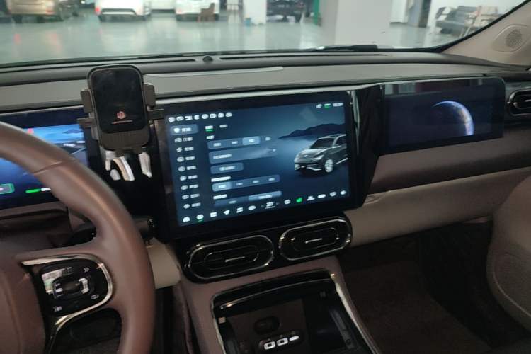 Used Leapmotor C11 2023 Range-Extended 285 Smart Enjoyment Edition Audio And AC Panel