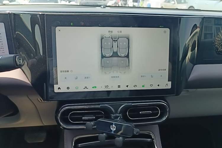 Used Leapmotor C11 2023 Range-Extended 300 Smart Enjoyment Edition Audio And AC Panel
