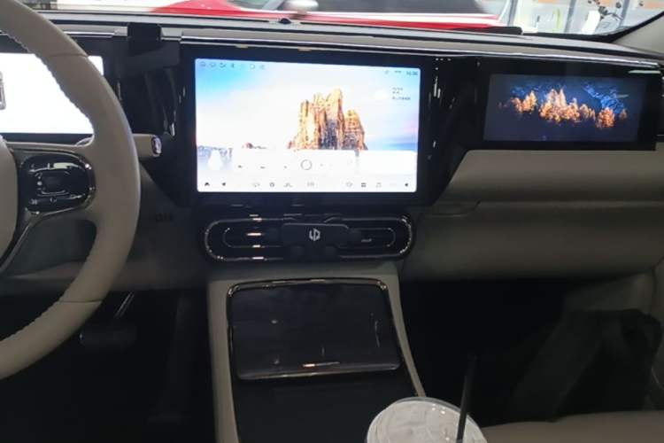 Used Leapmotor C11 2023 Range-Extended 285 Smart Enjoyment Edition Audio And AC Panel