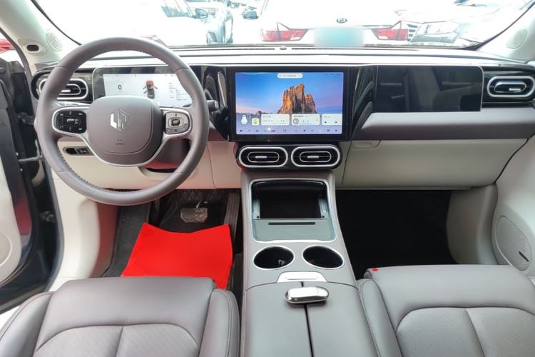 Used Leapmotor C11 2023 Range-Extended 180 Comfort Edition Center Console
