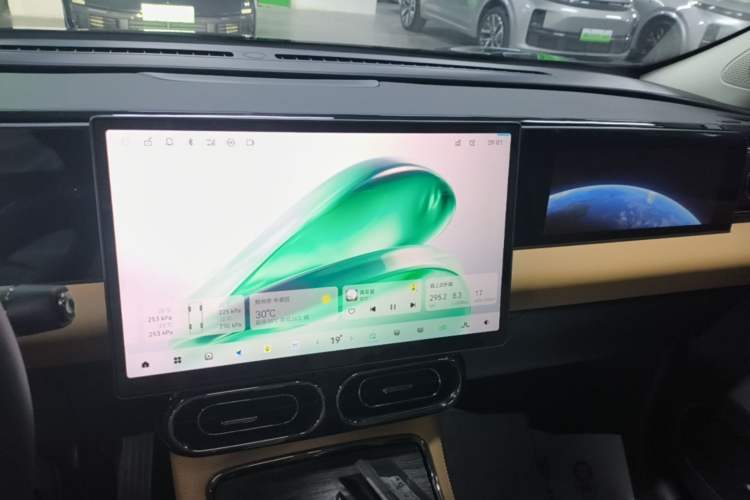 Used Leapmotor C11 2024 Range-Extended 300 Luxury Edition Audio And AC Panel