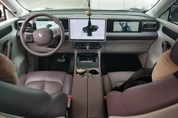Used Leapmotor C11 2024 All-Electric 580 Luxury Edition Center Console