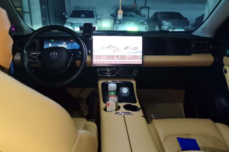Used Leapmotor C11 2024 All-Electric 580 Luxury Edition Center Console