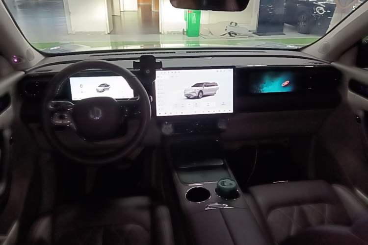 Used Leapmotor C11 2024 All-Electric 580 Luxury Edition Center Console