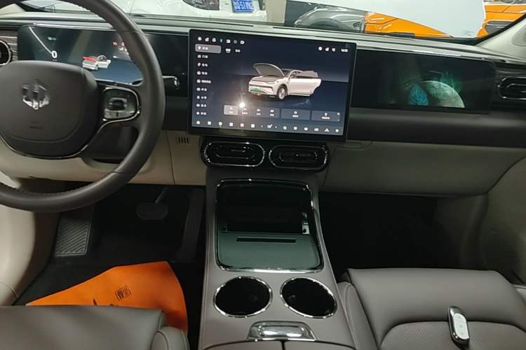 Used Leapmotor C11 2024 Range-Extended 300 Luxury Edition Audio And AC Panel