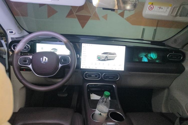 Used Leapmotor C11 2024 Range-Extended 300 Smart Enjoyment Edition Center Console