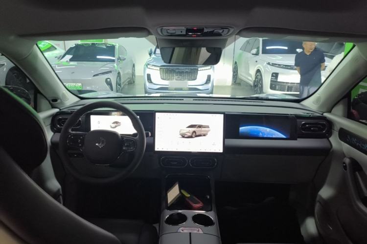 Used Leapmotor C11 2024 All-Electric 580 Luxury Edition Center Console