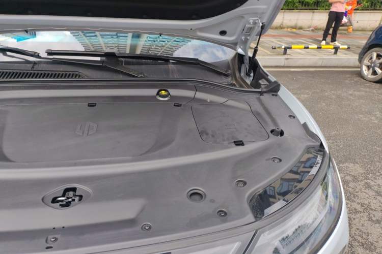 Used Leapmotor C11 2026 All-Electric 640 LiDAR Prestige Edition Engine Bay Left