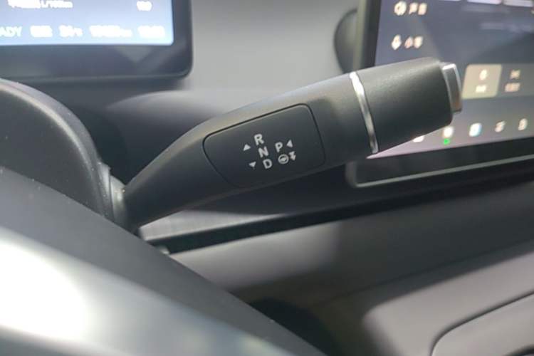 Used Leapmotor C16 2024 Range-Extended 200 Luxury Edition Gear Lever