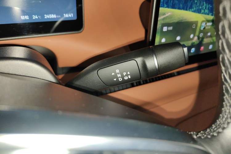Used Leapmotor C16 2024 Range-Extended 200 Luxury Edition Gear Lever